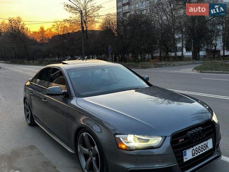 Седан Audi A4 2013 в Новояворовске
