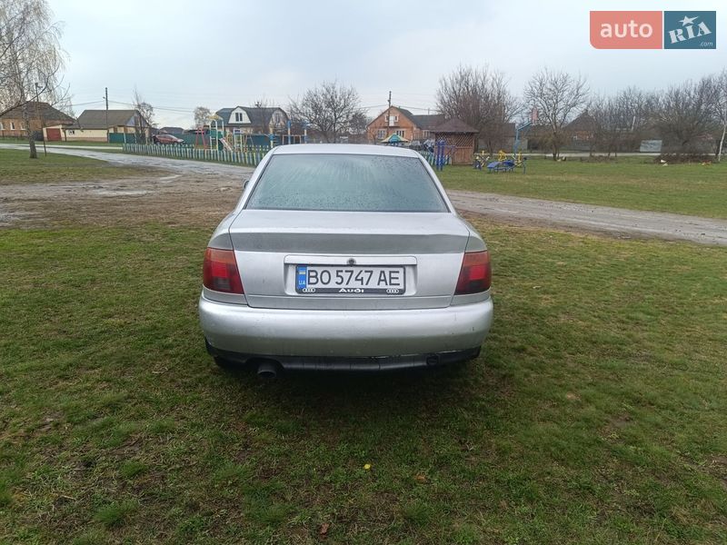 Седан Audi A4 1995 в Ромнах