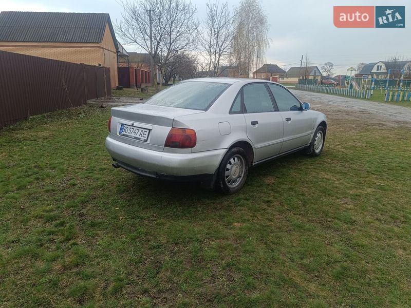 Седан Audi A4 1995 в Ромнах