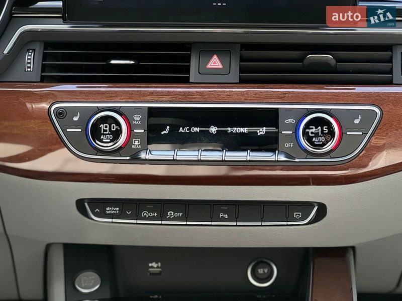 Седан Audi A4 2022 в Львове