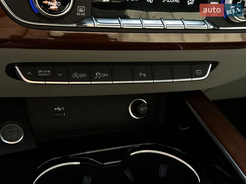 Седан Audi A4 2022 в Львове