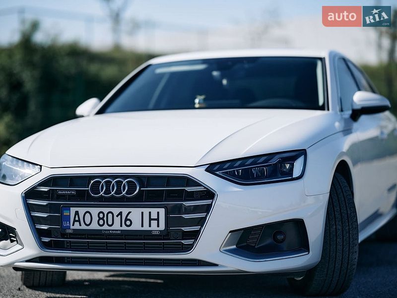 Седан Audi A4 2022 в Ужгороде