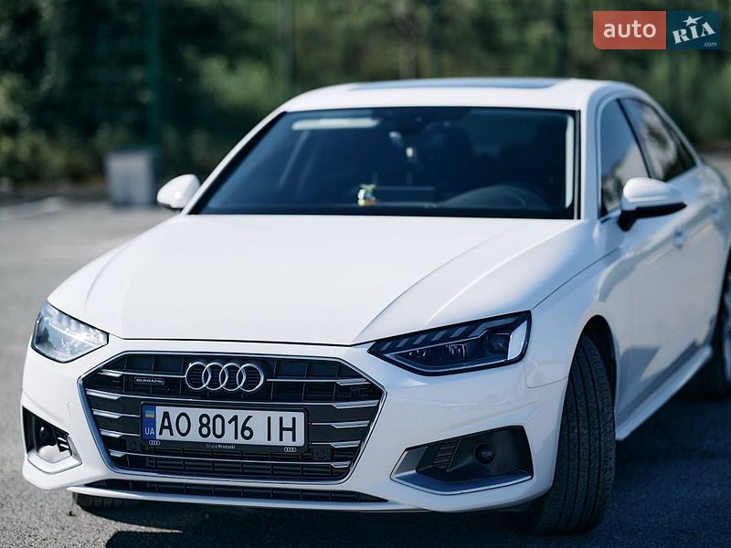 Седан Audi A4 2022 в Ужгороде