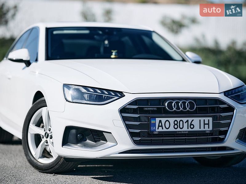 Седан Audi A4 2022 в Ужгороде