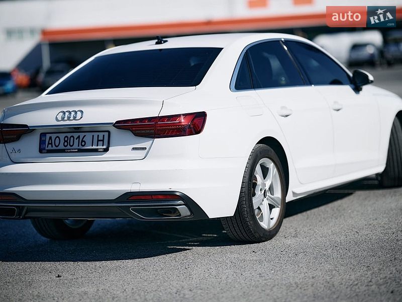 Седан Audi A4 2022 в Ужгороде