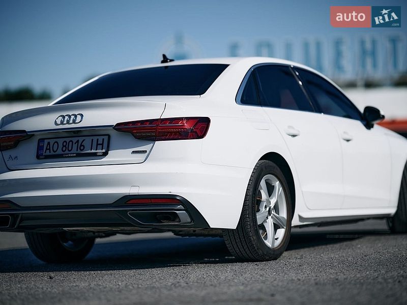 Седан Audi A4 2022 в Ужгороде