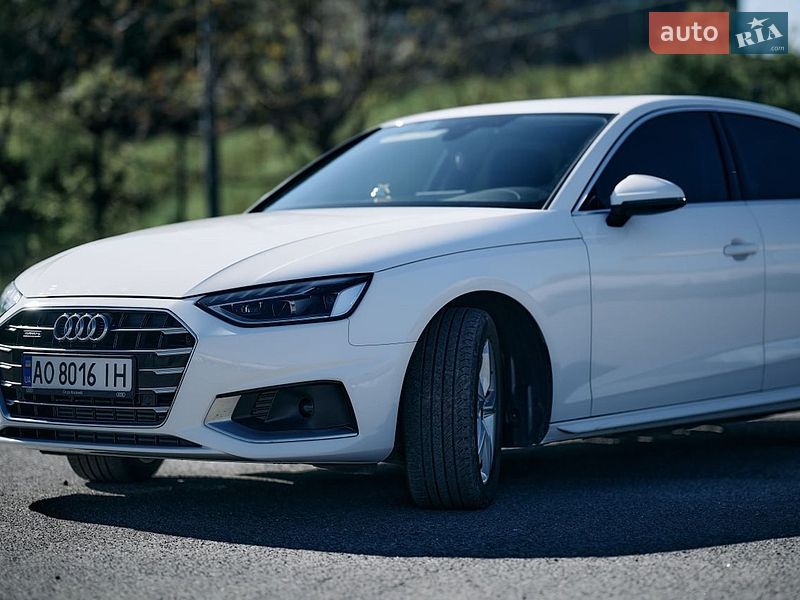 Седан Audi A4 2022 в Ужгороде