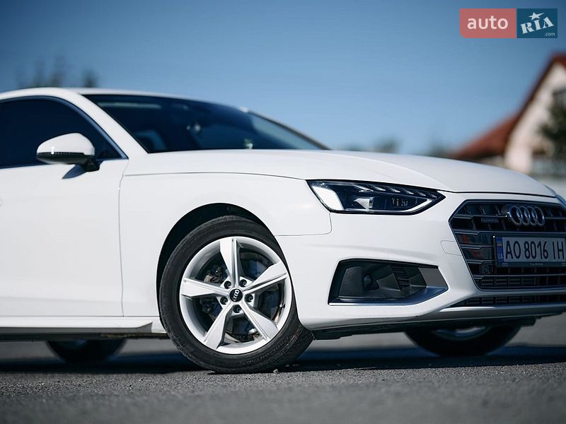 Седан Audi A4 2022 в Ужгороде