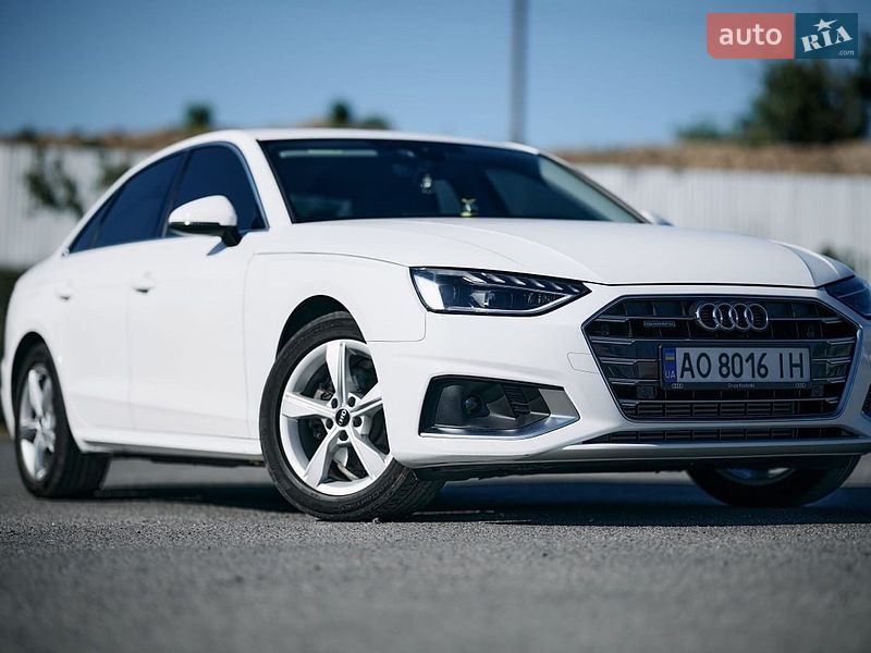 Седан Audi A4 2022 в Ужгороде