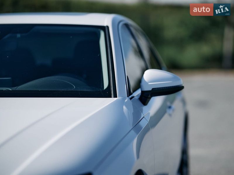 Седан Audi A4 2022 в Ужгороде