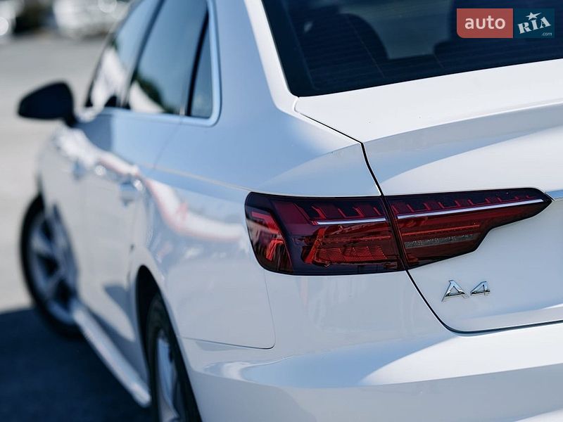 Седан Audi A4 2022 в Ужгороде