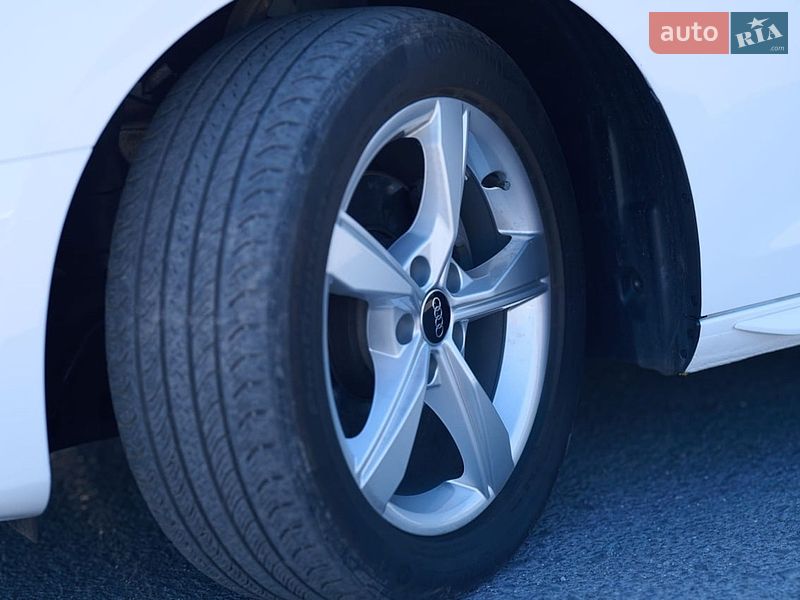 Седан Audi A4 2022 в Ужгороде