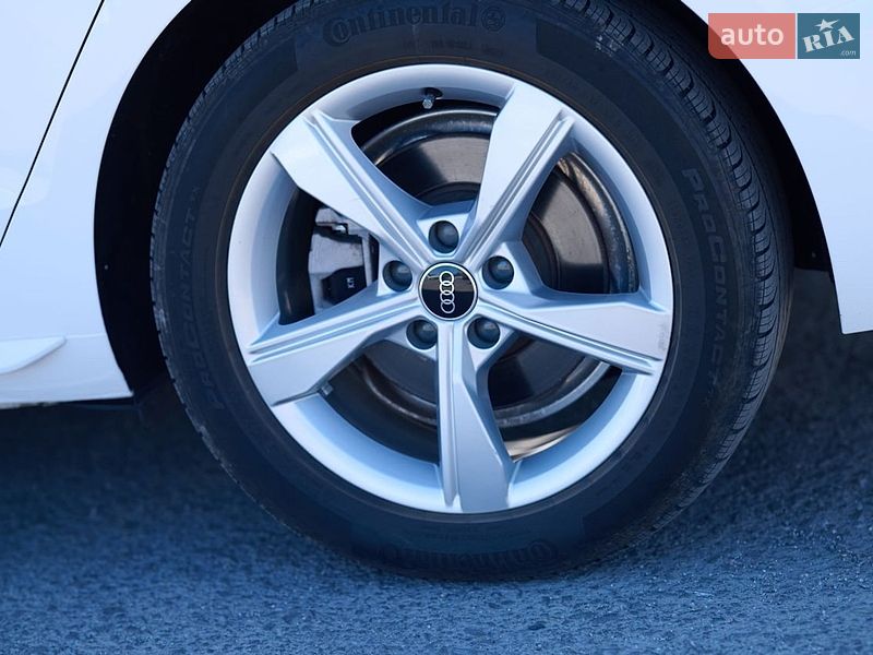 Седан Audi A4 2022 в Ужгороде