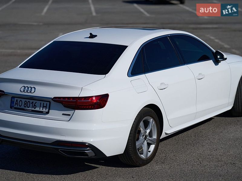 Седан Audi A4 2022 в Ужгороде
