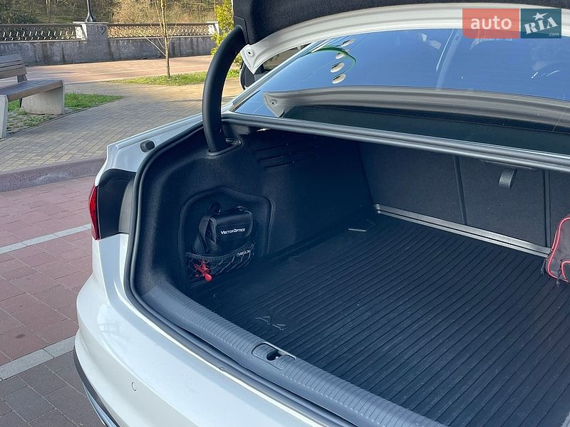 Седан Audi A4 2022 в Житомирі