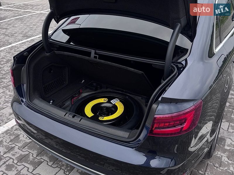Седан Audi A4 2018 в Львове