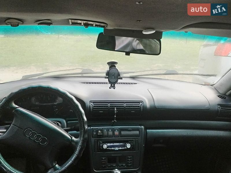 Седан Audi A4 1995 в Косові