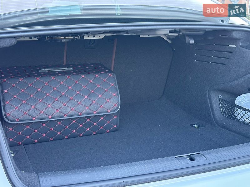 Седан Audi A4 2018 в Ровно