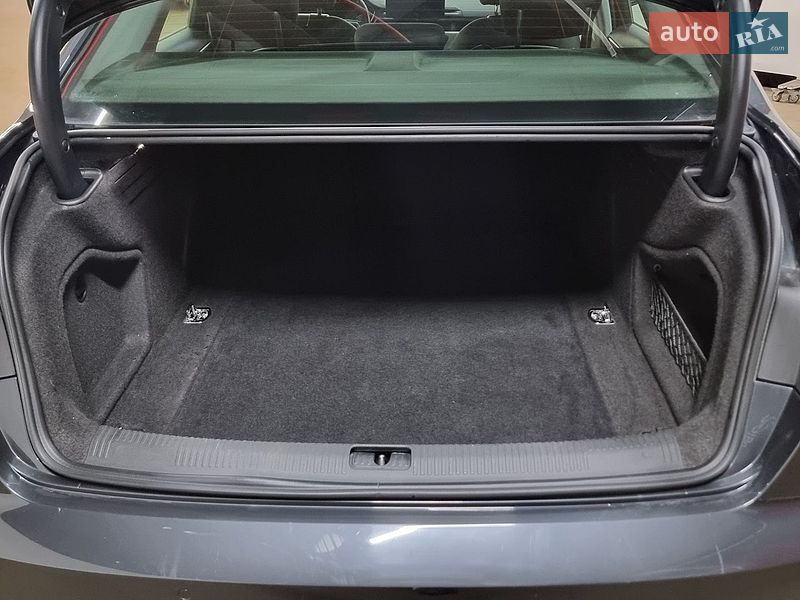 Седан Audi A4 2021 в Киеве