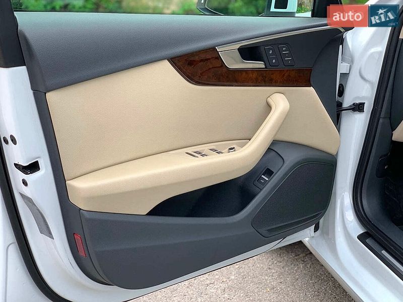 Седан Audi A4 2019 в Александрие