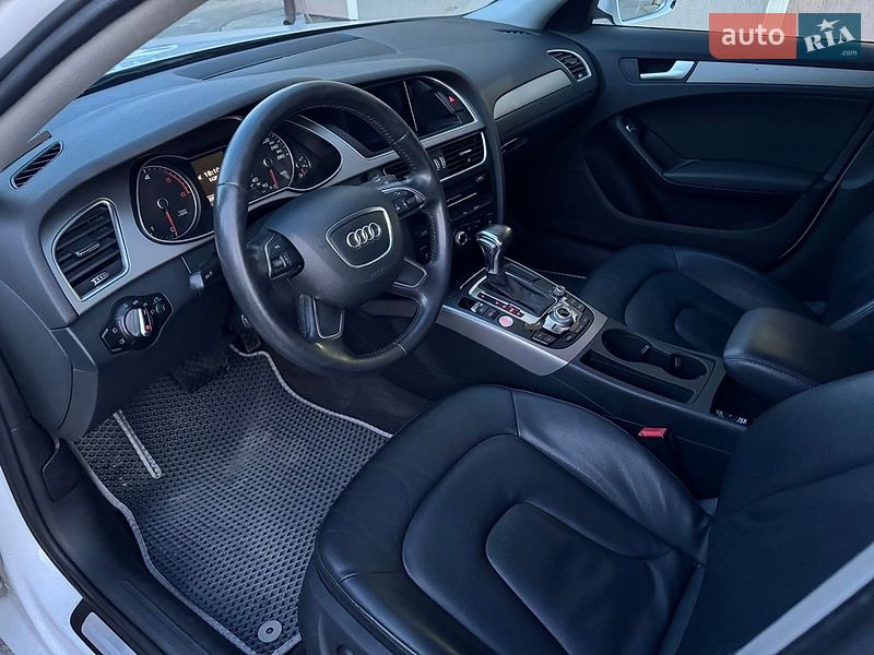 Седан Audi A4 2014 в Львове