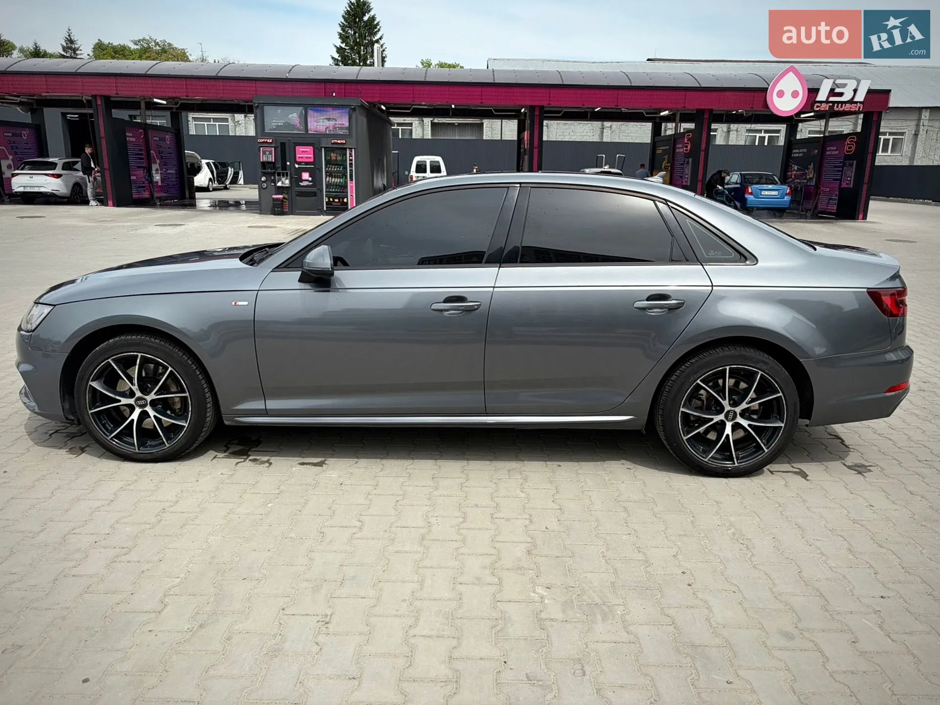 Audi A4 2017 VIN WAUDNAF47JA065150 фото оголошення 11 з 35