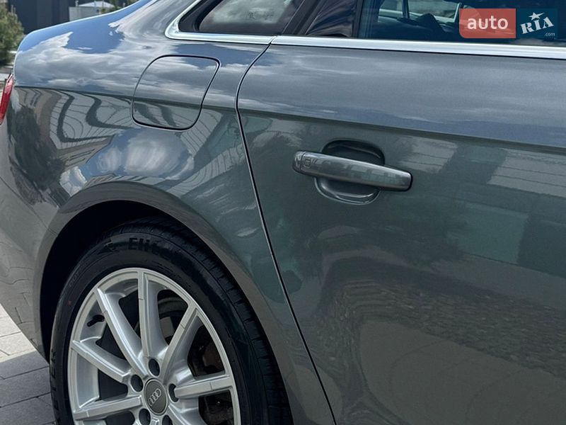 Седан Audi A4 2015 в Хмельницком
