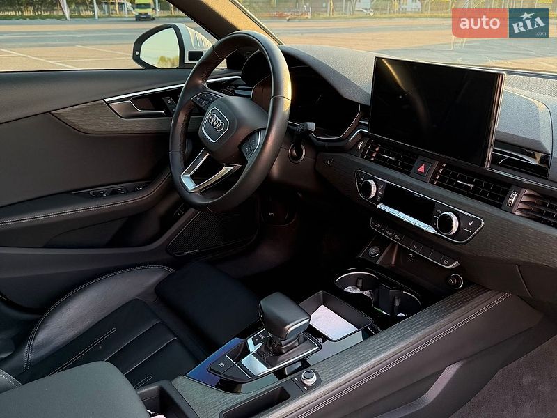Седан Audi A4 2022 в Дніпрі