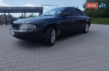 Седан Audi A4 1995 в Косові
