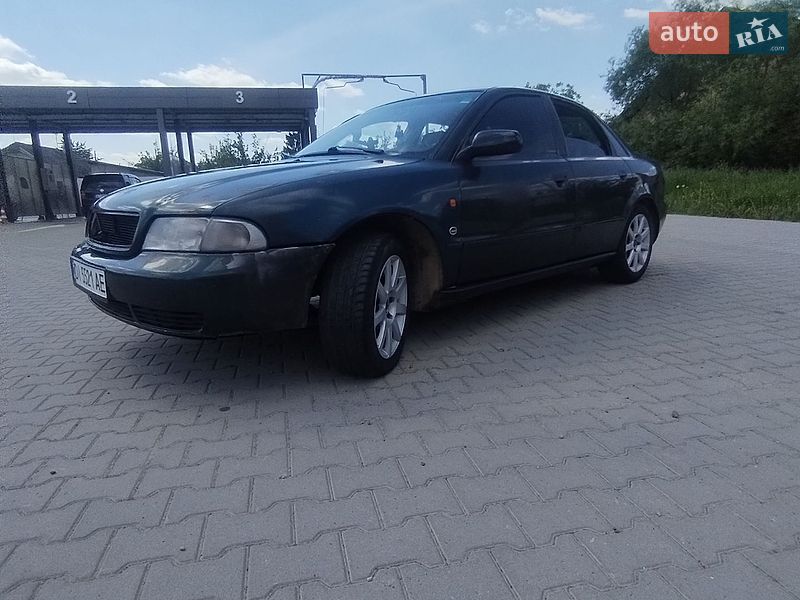 Седан Audi A4 1995 в Косові