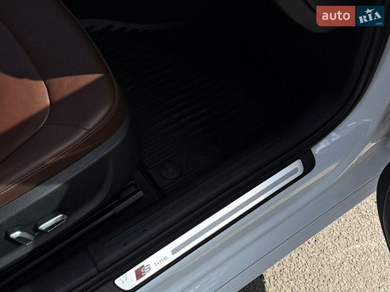 Седан Audi A4 2015 в Львові