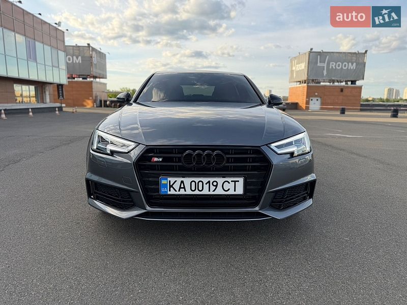 Седан Audi A4 2017 в Киеве