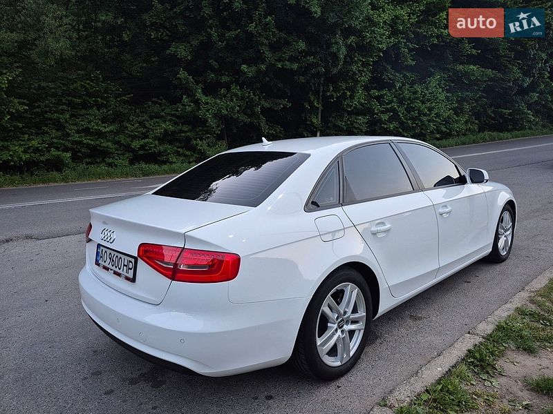 Седан Audi A4 2013 в Рахові