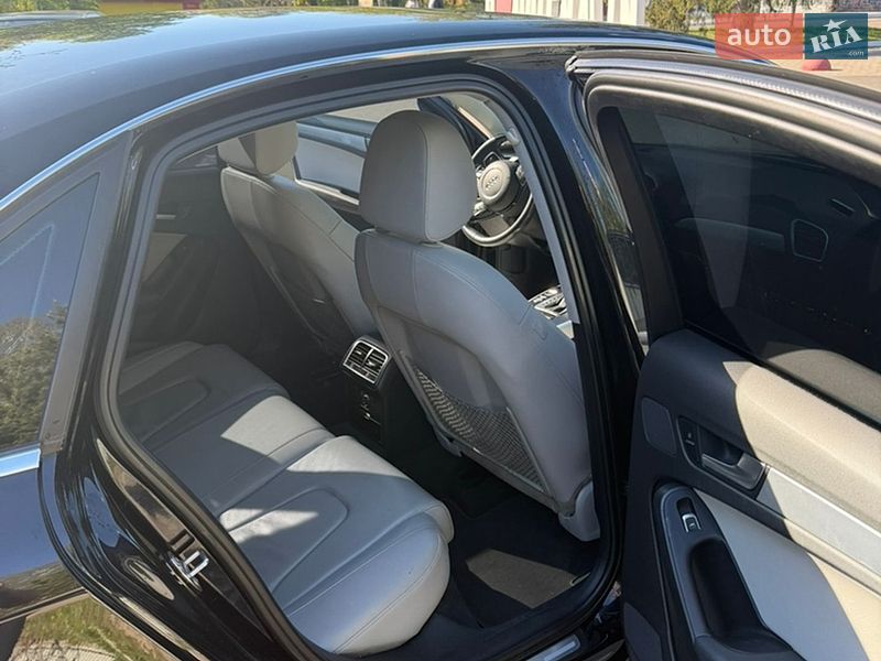 Седан Audi A4 2015 в Луцке