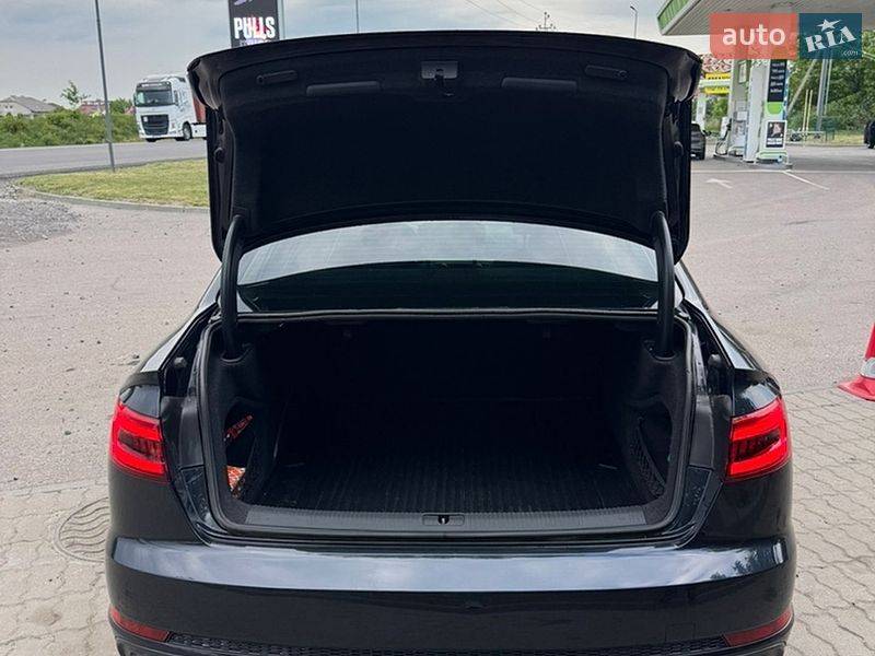 Седан Audi A4 2017 в Жовкві