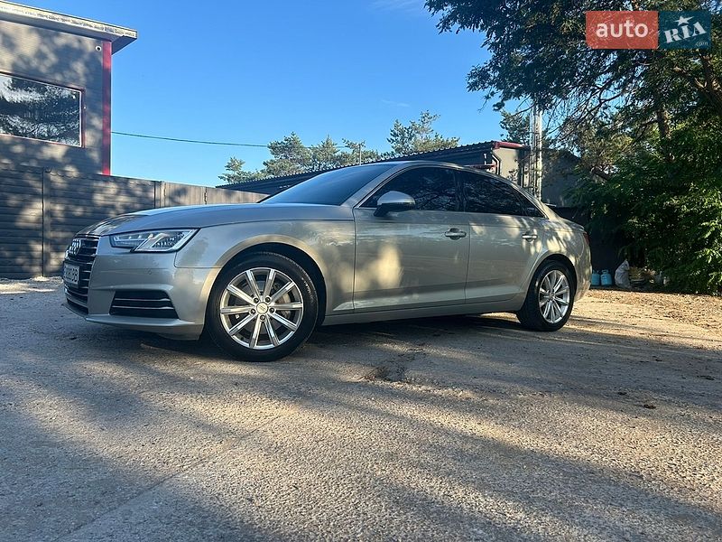 Седан Audi A4 2015 в Кам'янському