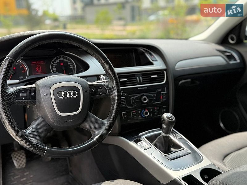 Седан Audi A4 2010 в Ивано-Франковске