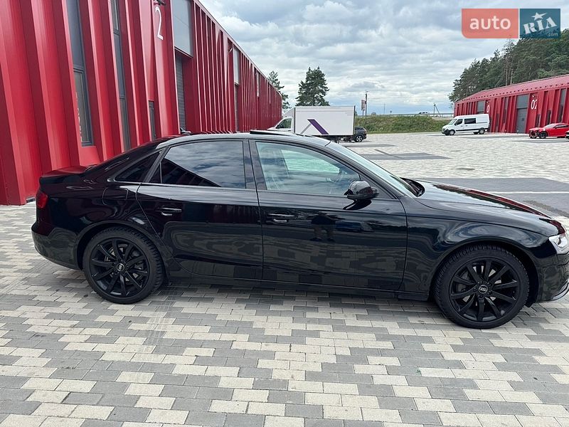 Седан Audi A4 2012 в Львове