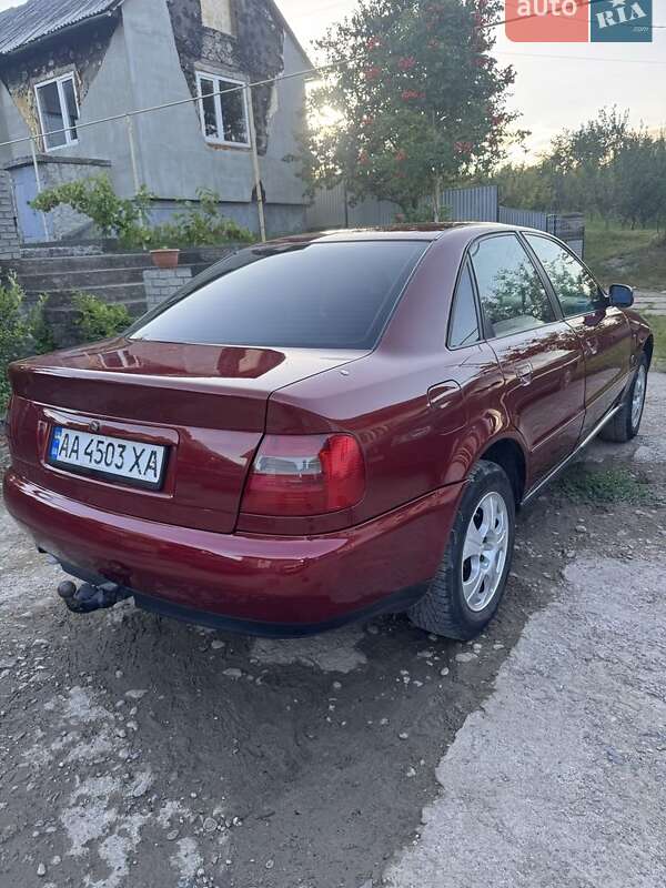 Седан Audi A4 1998 в Недобоевцах