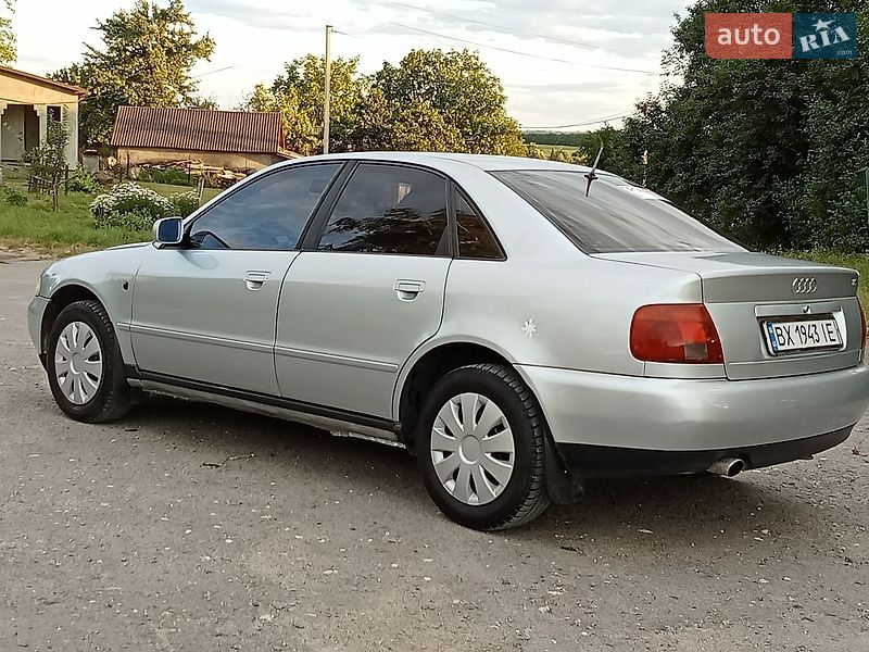 Седан Audi A4 1998 в Теофиполе