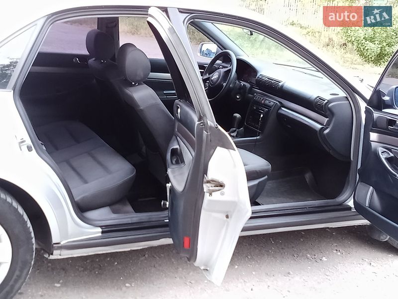 Седан Audi A4 1998 в Теофиполе