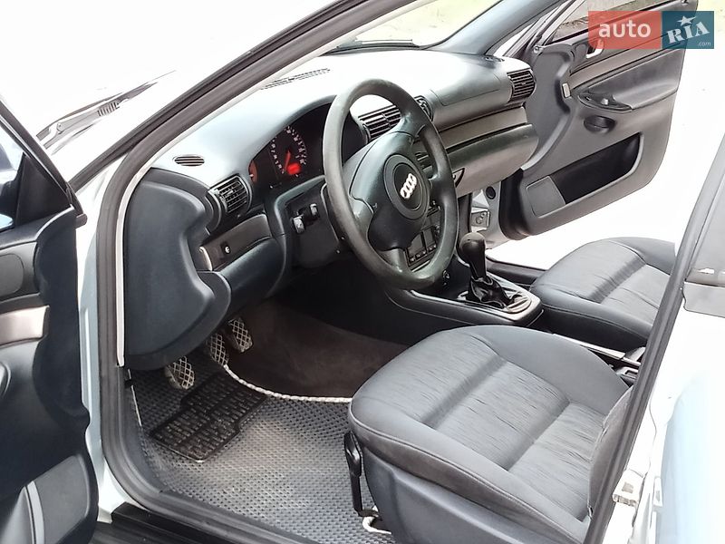 Седан Audi A4 1998 в Теофиполе