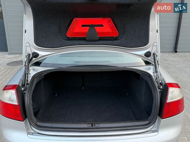 Седан Audi A4 2002 в Сарнах