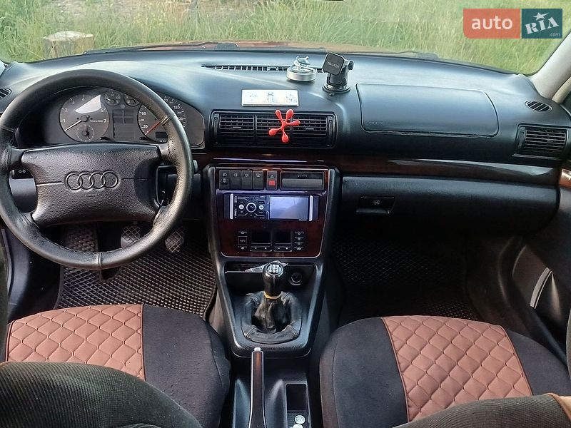 Седан Audi A4 1996 в Любешові