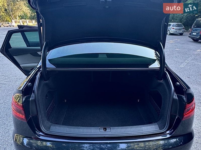 Седан Audi A4 2018 в Полтаві