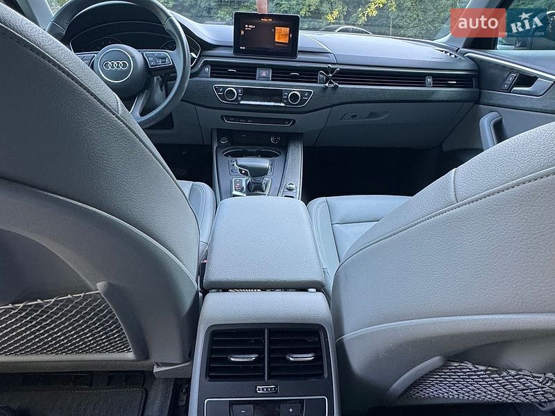 Седан Audi A4 2018 в Полтаві