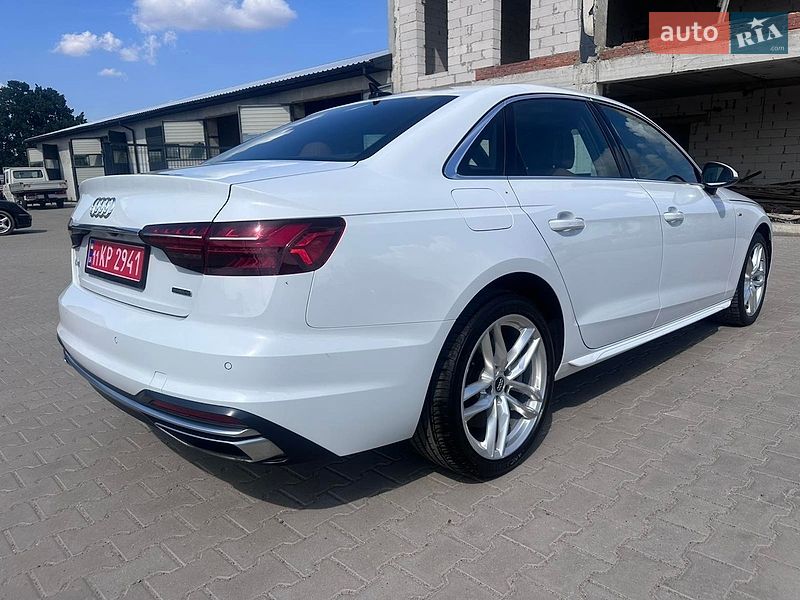 Седан Audi A4 2021 в Нововолынске