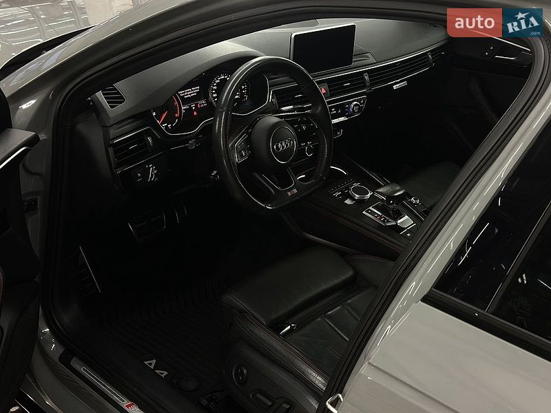 Седан Audi A4 2018 в Ровно