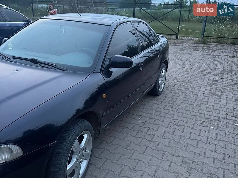 Седан Audi A4 1998 в Сторожинце