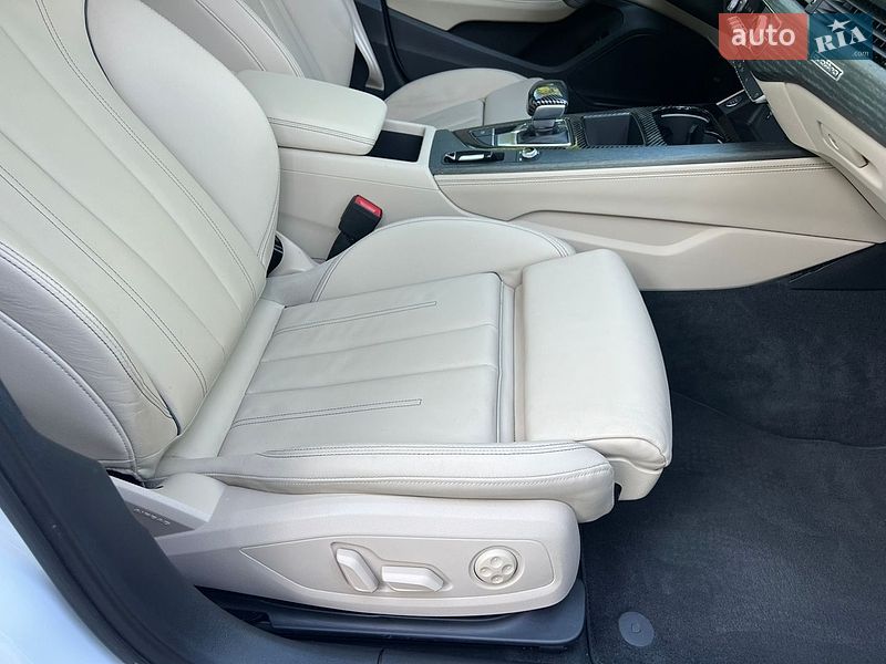 Седан Audi A4 2022 в Мукачевому